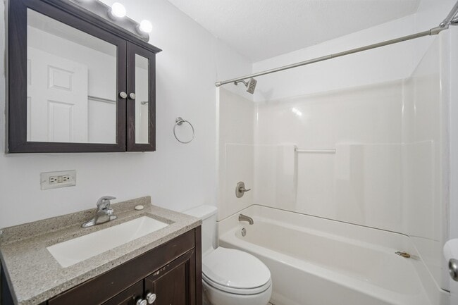 Building Photo - 212 N Knollwood Dr