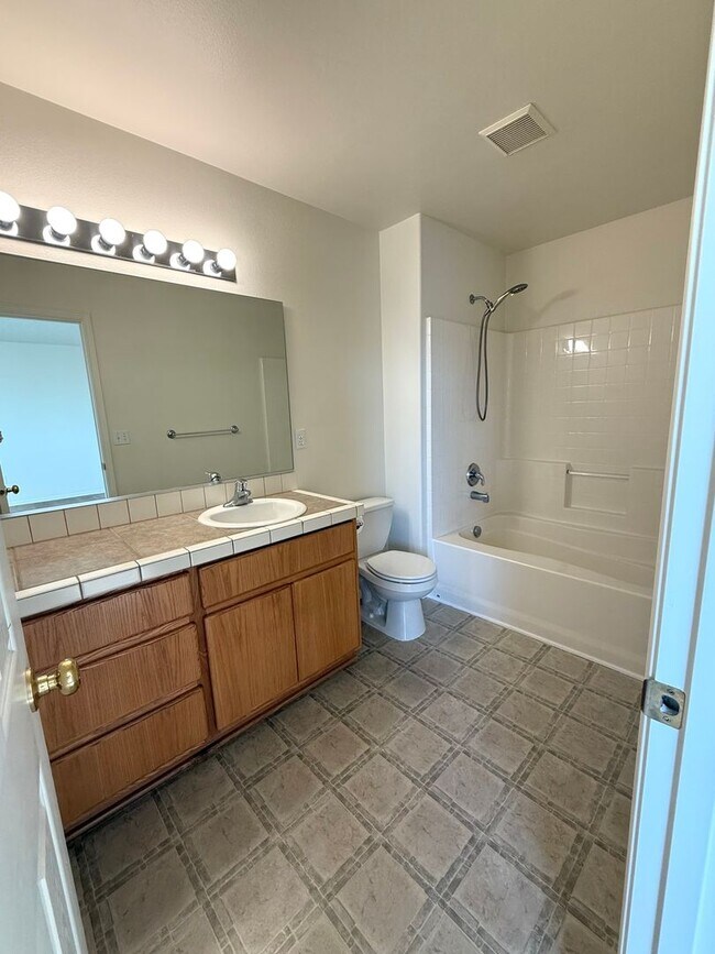 Building Photo - Spacious 4-Bedroom Rental Home in Prime Pa...