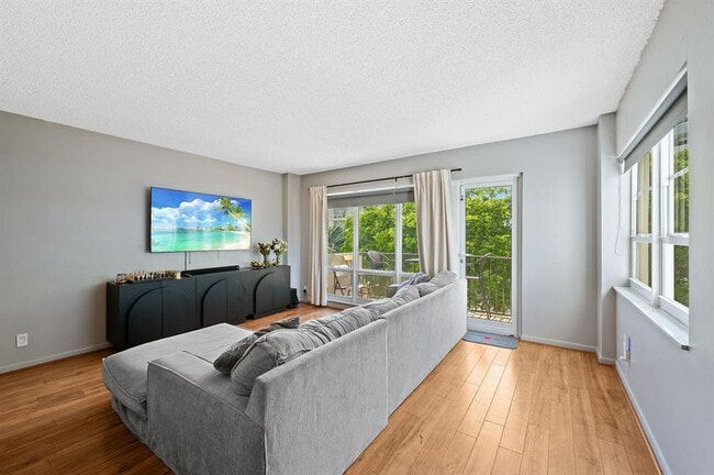 Building Photo - 340 Sunset Dr