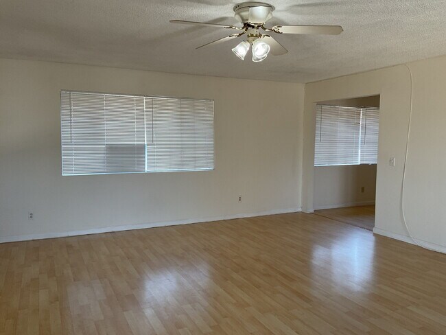 Building Photo - "Discover Coastal Living: Spacious 3-Bed, 2-Bath Townhouse