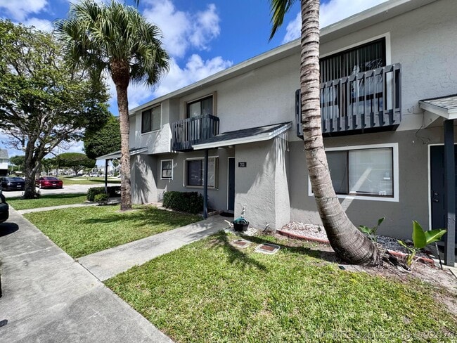 Building Photo - 704 Riverside Dr