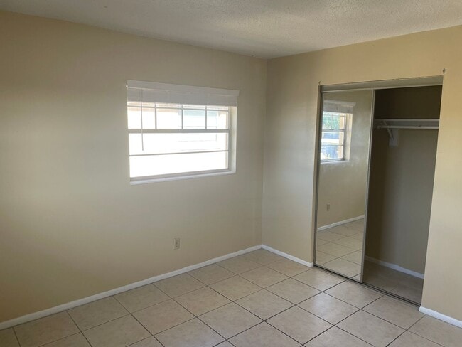 Building Photo - 2 bedroom 2 bath - walk in closet - master - dining area in kitchen