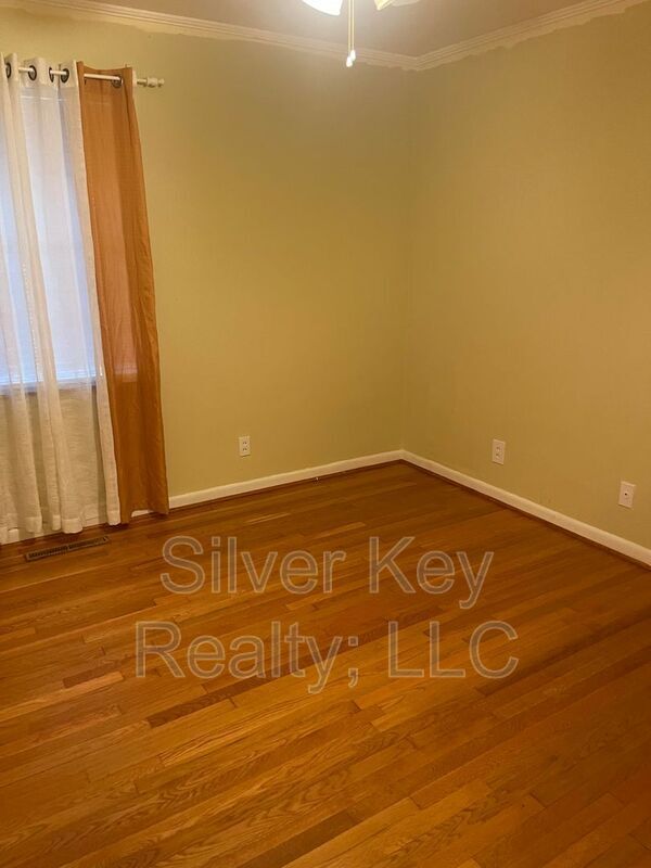 Building Photo - 214 Chestnut St