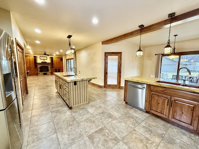 Building Photo - 6819 S Greenfield Way