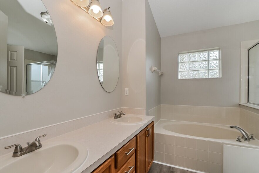 Building Photo - 803 Shore Breeze Way