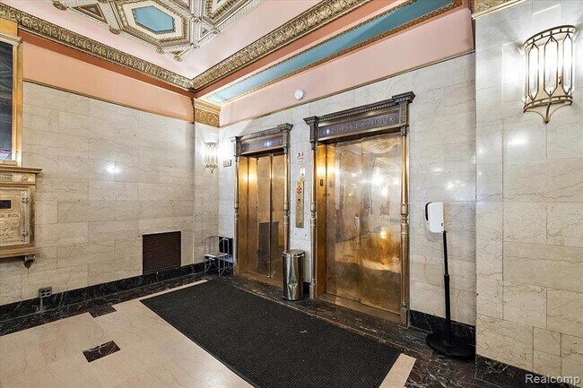 Building Photo - 15 E Kirby St