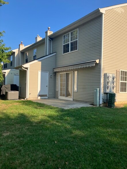 Patio w/electric awning - 29 Worlidge Ct