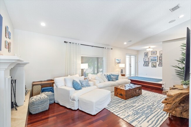 Building Photo - 830 NE Boca Bay Colony Dr