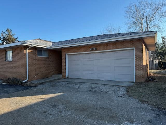 Building Photo - Duplex unit w attached garage