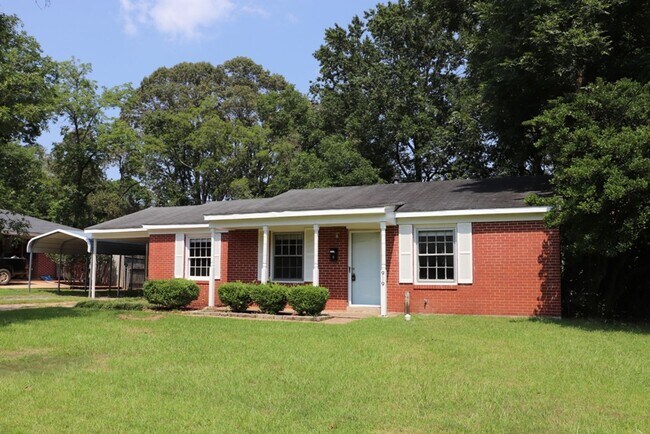 Building Photo - Charming 3-Bedroom + BONUS SUNROOM