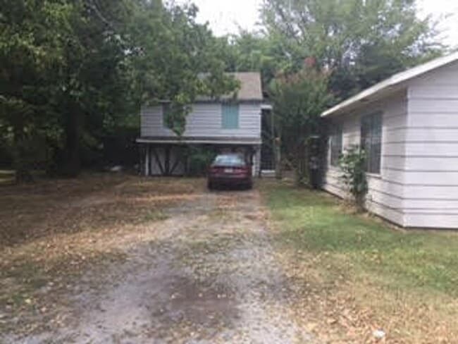 Building Photo - Comfortable living in this 3-bedroom, 1-bath home