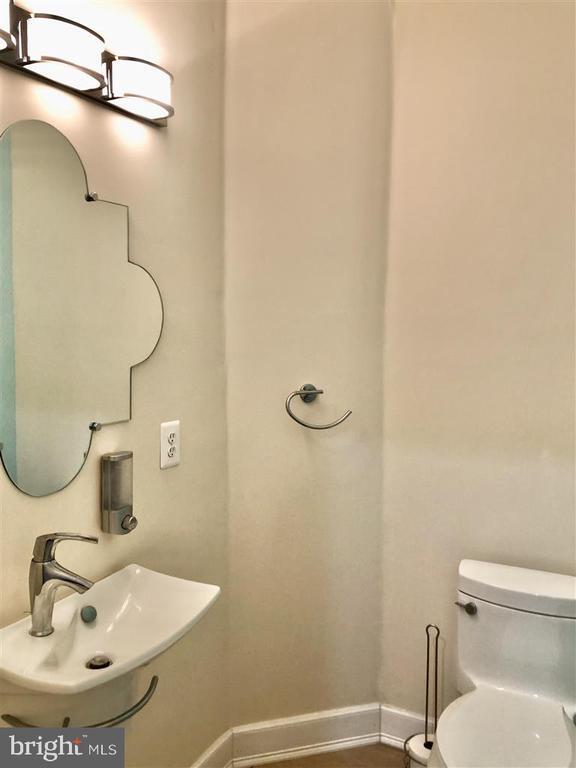 Building Photo - 1981 Logan Manor Dr