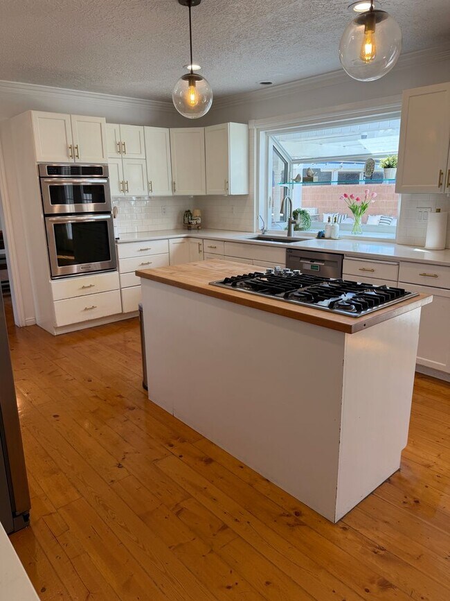 Building Photo - Beautiful 4 bedroom, 3 bathroom Home with a pool!!