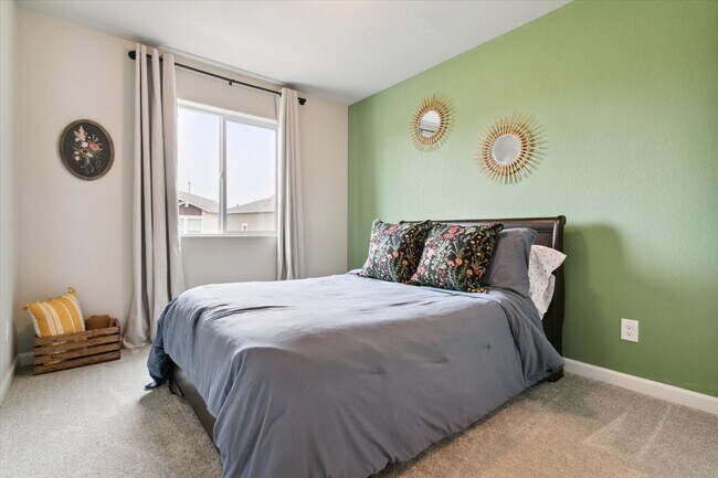 Building Photo - Charming Townhome in East Widefield!