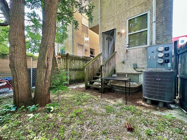 Building Photo - 1839 Willington St