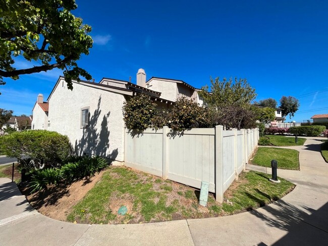 Building Photo - Newbury Park townhome w/3+2, en-suite, gar...