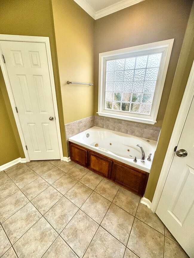 Building Photo - 112 Autumn Way