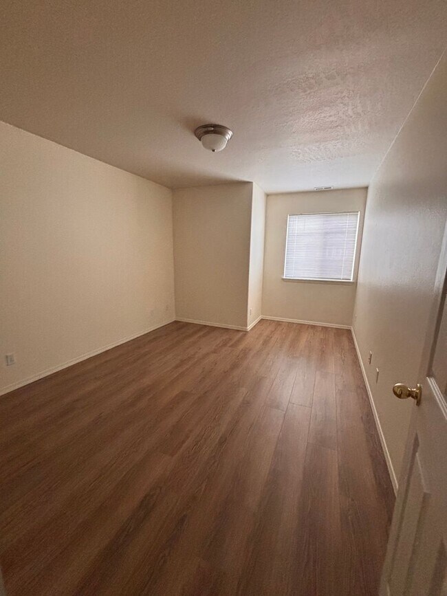 Building Photo - 3 Bedroom in Lexington Neighborhood