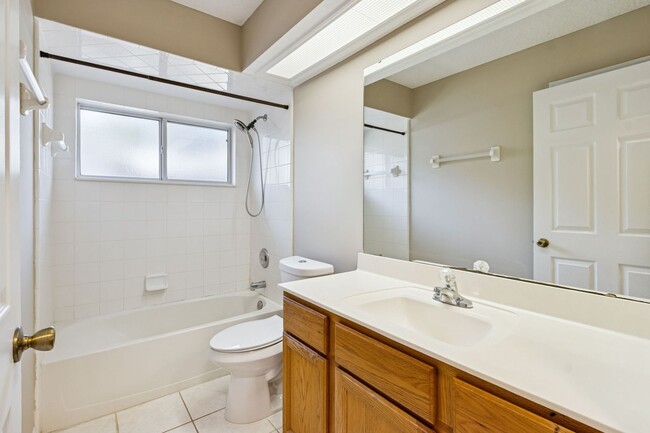 Building Photo - Central Island, 4 Bedroom + Office