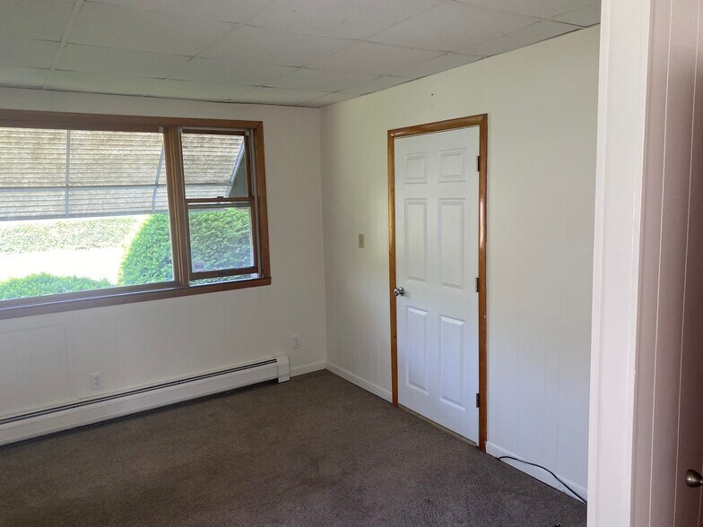 Living room - 589 Saratoga St