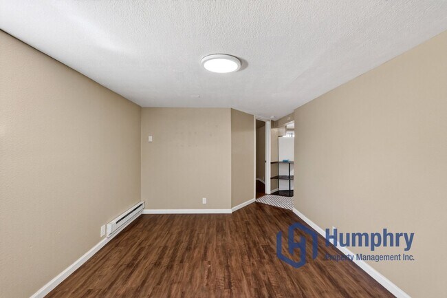 Building Photo - Bottom unit of Duplex