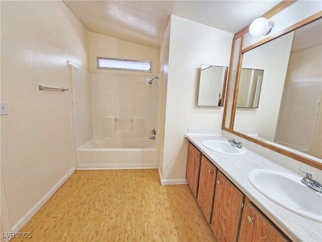 Building Photo - 1550 W Irons St