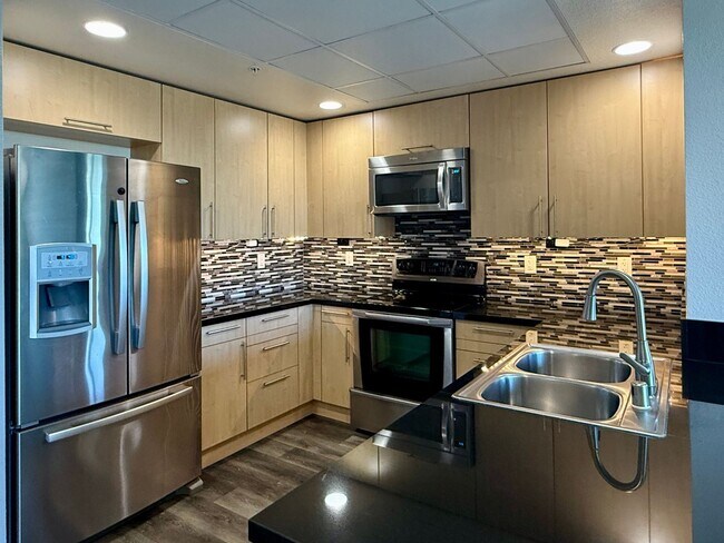 Building Photo - Spacious, Luxurious Modern 2 Bedroom, 2 Bathroom condo on the Top Floor of the Highly Desired Pla...
