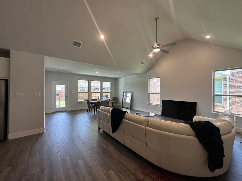 Building Photo - 2189 Glacier Dr