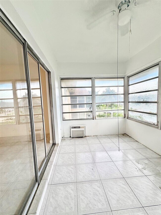 Building Photo - 5011 W Oakland Park Blvd