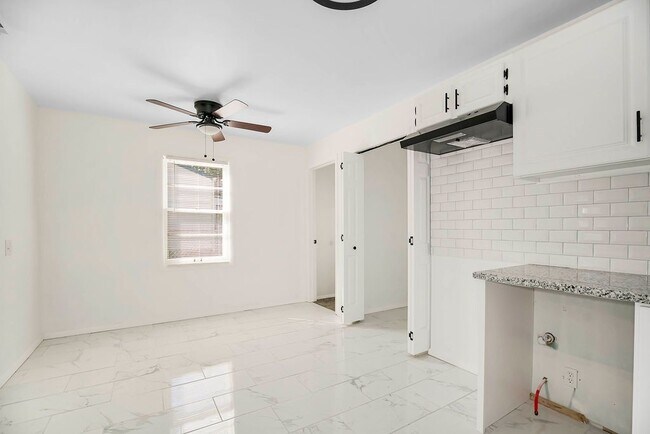 Building Photo - 5206 Skiles Ave