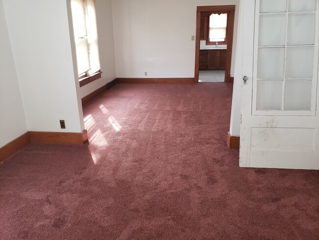 Building Photo - 2 Bedroom 1 bath house located near downto...