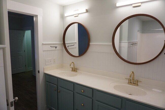 Building Photo - 2BR/2BA Condo in Trolley Path - $1,650/month Pet Friendly*