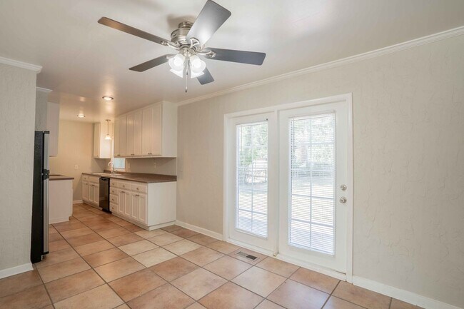 Building Photo - 3 Bed | 2 Bath in Midtown!