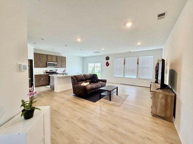 Building Photo - 331 Red Oak Cir