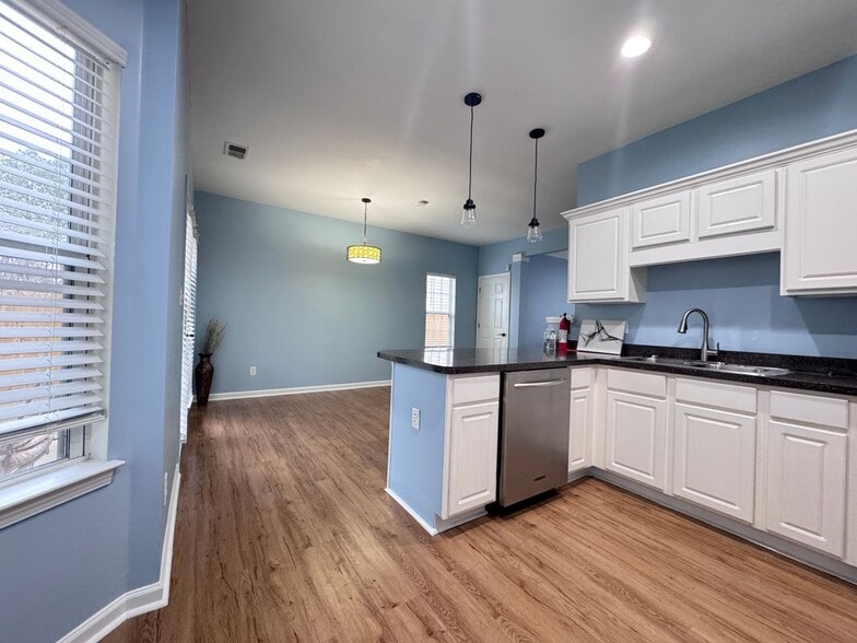 Building Photo - 5495 Hampton Ct