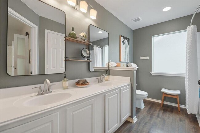 Building Photo - 7 S Villa Oaks Dr