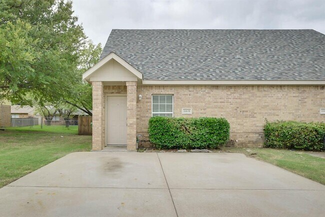 Primary Photo - 510 Kings Way Dr