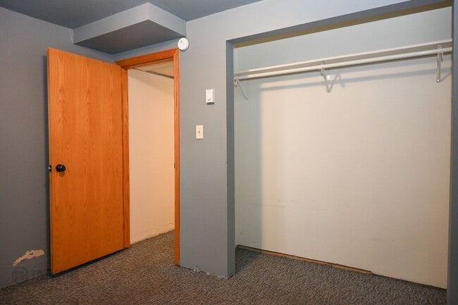 Building Photo - Large 6 Bedroom Home for Rent! Great Location on University!