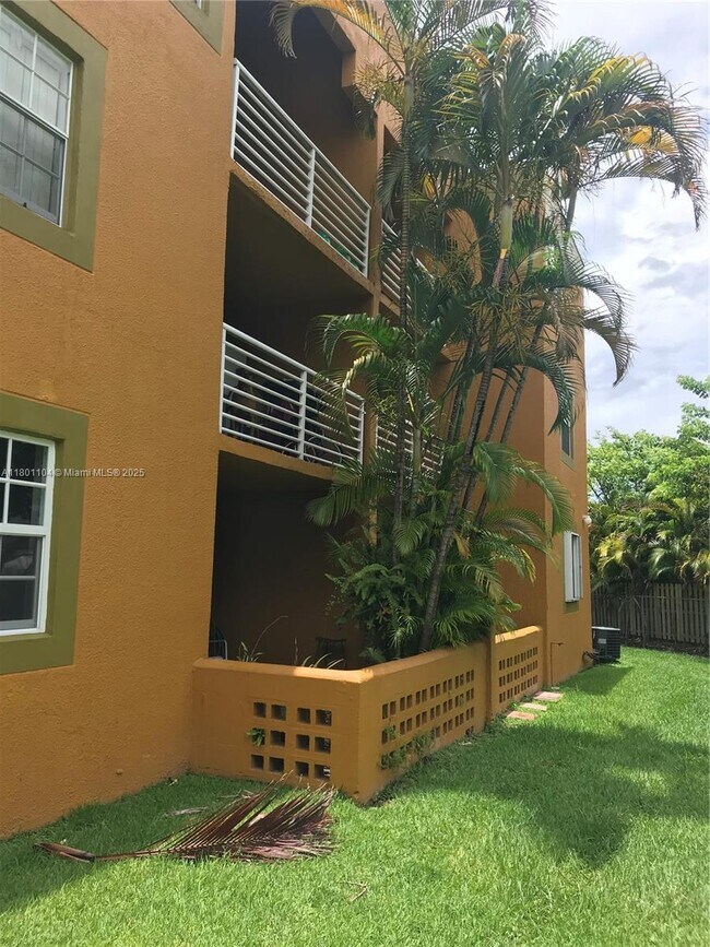 Building Photo - 9731 Fontainebleau Blvd