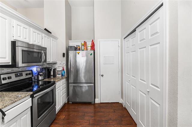 Building Photo - 2219 Greenview Dr