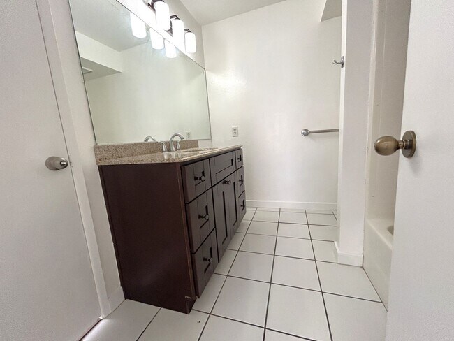 Building Photo - COUNTRY MILE RD POMONA 91766 (2 BED / 2 BATH)
