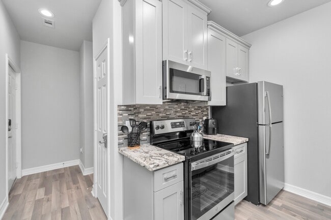 Building Photo - 7823 Gladstone St