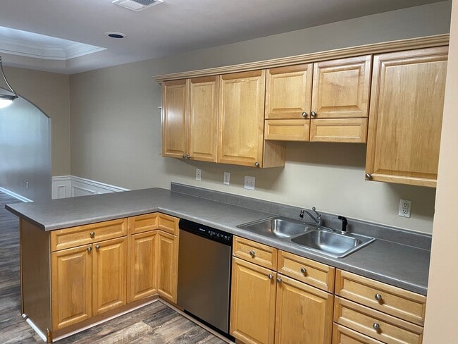 Building Photo - Town Home For Rent