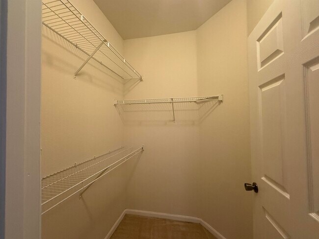 Building Photo - 2801 Chancellorsville Dr