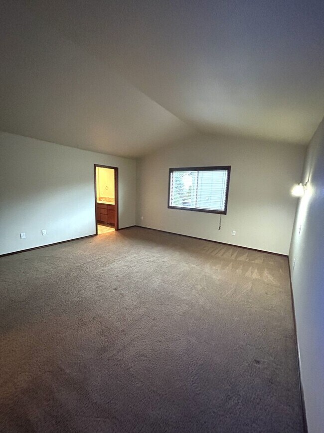 Building Photo - Spacious 4 bedroom 2.5 bath in Arlington with RV Parking