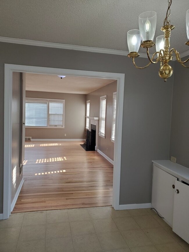 Building Photo - Gorgeous home near Westboro park.