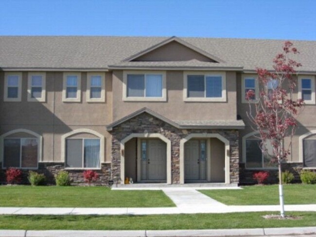 Building Photo - 3 Bed 2.5 Bath ROCK CREEK TOWNHOME in Rexb...