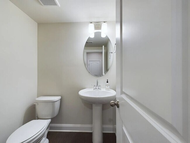 Building Photo - 3 Bed/2.5 Bath Beautiful Newer Constructio...