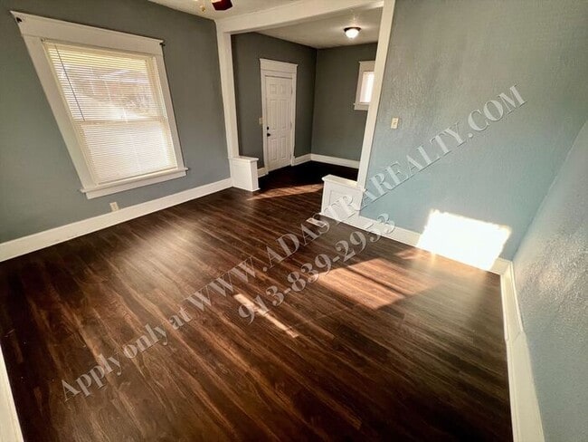 Building Photo - Cozy 4 Bed 2 Bath Home in KCK-Available NOW!!