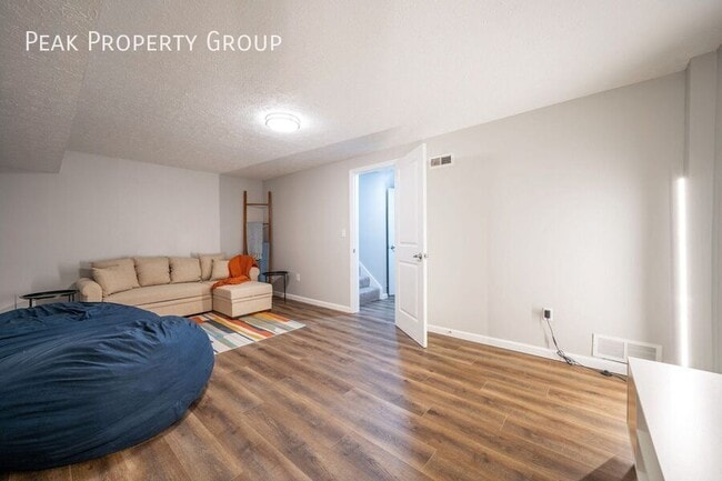 Building Photo - 3190 Griggsview Ct